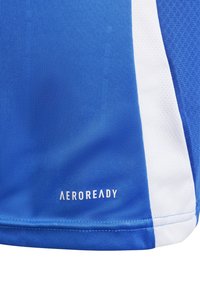 Mėlyna sportinė medžiaga su reljefiniu paviršiumi, su baltu šonu. Baltai išryškintas logotipas "AEROREADY".