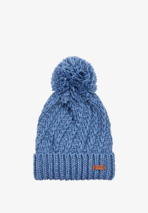 Blauwe gebreide beanie met een gestructureerd kabelpatroon, voorzien van een grote pompon bovenop en een geribbelde boord. Inclusief een klein leren label.