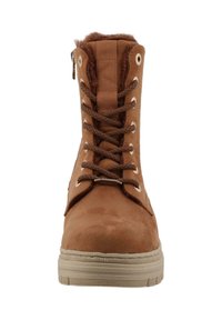 Bruine suede enkellaarzen met veters, zachte bontvoering, gevoerde tong, ronde metalen oogjes en een getextureerde beige zool. Ritsen aan de zijkant.