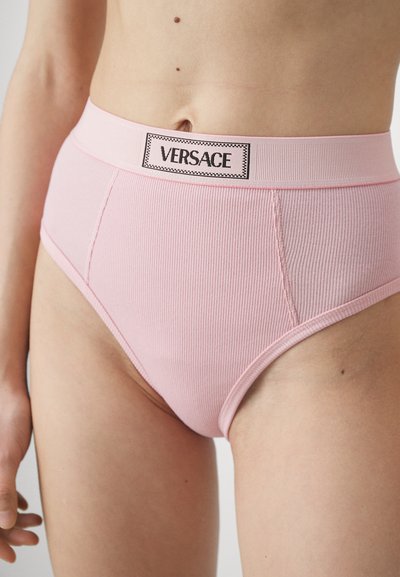 Magas derekú, rózsaszín bordázott fehérnemű, fekete "VERSACE" logóval a derékrészen, sima anyagból, a kényelem és a megfelelő illeszkedés érdekében tervezve.