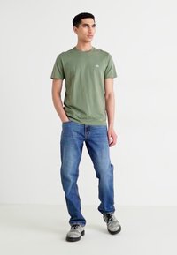 Lee PATCH LOGO TEE - Lihtne T-särk - olive stone