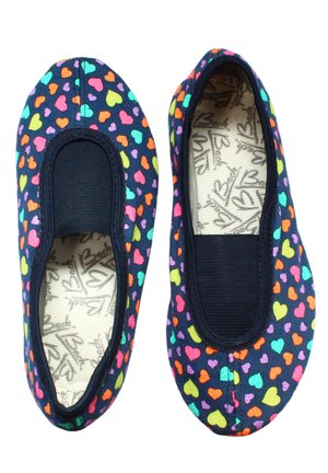 Slip-On-Schuhe mit einem navyblauen Stoffoberteil, das ein mehrfarbiges Herzmuster zeigt. Die Sohle ist flexibel und verfügt über elastische Öffnungen für ein einfaches Anziehen.