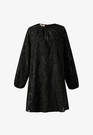 Schwarzes Kleid mit floralem Muster, langen Ärmeln, rundem Ausschnitt und strukturierter Stoffqualität. Mit gerafften Details an Schultern und Manschetten.