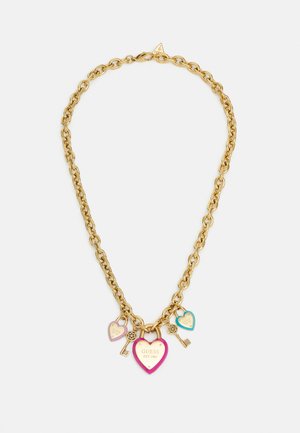 Collana in oro con tre ciondoli a forma di cuore in rosa, oro e teal, con dettagli incisi e accenti decorativi a forma di chiave.