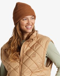 Brun strikket beanie med en konisk design, parret med en beige quilted vest med en frontlynlås og subtile logodetaljer.