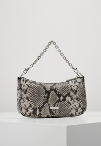 Szara torebka w wężowy wzór wykonana ze sztucznej skóry, charakteryzująca się zakrzywionym kształtem, łańcuszkowym paskiem oraz metalową tabliczką z logo na przodzie.