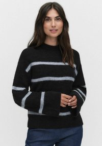 Svart tröja i fluffigt material med ljusgrå horisontella ränder, med hög halsringning och vida ärmar.