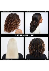 Quattro acconciature diverse che mostrano capelli ricci, ondulati e lisci viste da dietro e di lato con la dicitura "Dopo un utilizzo."