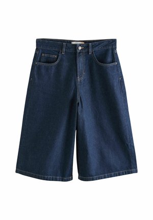 Pantalones cortos de mezclilla en azul oscuro, con un corte recto, diseño de cinco bolsillos, y presillas para el cinturón, con cierre de botón en la parte superior y cremallera.