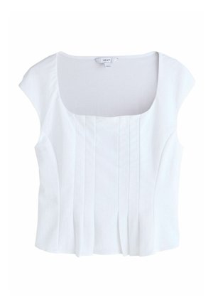 Weiße Kurzarmbluse mit quadratischem Ausschnitt und vertikalen Falten entlang der Vorderseite, mit Etikett der Marke Next, flach auf weißem Hintergrund ausgelegt.