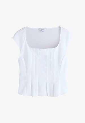 Fehér, rövid ujjú blúz négyzet alakú nyakkivágással és függőleges redőkkel az elején, Next márkajelzéssel, fehér háttéren lapra helyezve.