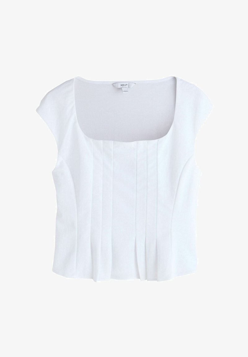 Fehér, rövid ujjú blúz négyzet alakú nyakkivágással és függőleges redőkkel az elején, Next márkajelzéssel, fehér háttéren lapra helyezve.