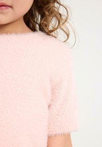 Maglione fuzzy rosa chiaro con maniche corte, texture morbida e scollatura rotonda. Focus sui dettagli del tessuto, senza fantasie o accessori in metallo.