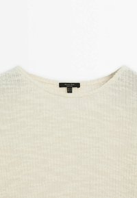 Lys beige strikket sweater med rund halsudskæring, der har en blød tekstur og subtilt mønster. Tag med mærkningen "Massimo Dutti" synligt.