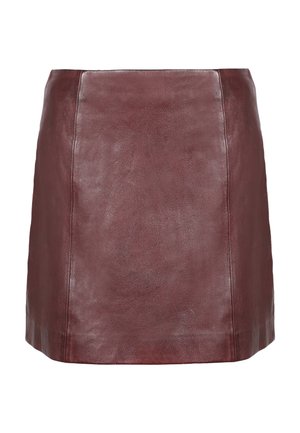 Mini-jupe en cuir bordeaux avec une texture lisse, une forme droite et des coutures minimalistes. Présente un design épuré et un ourlet légèrement courbé.