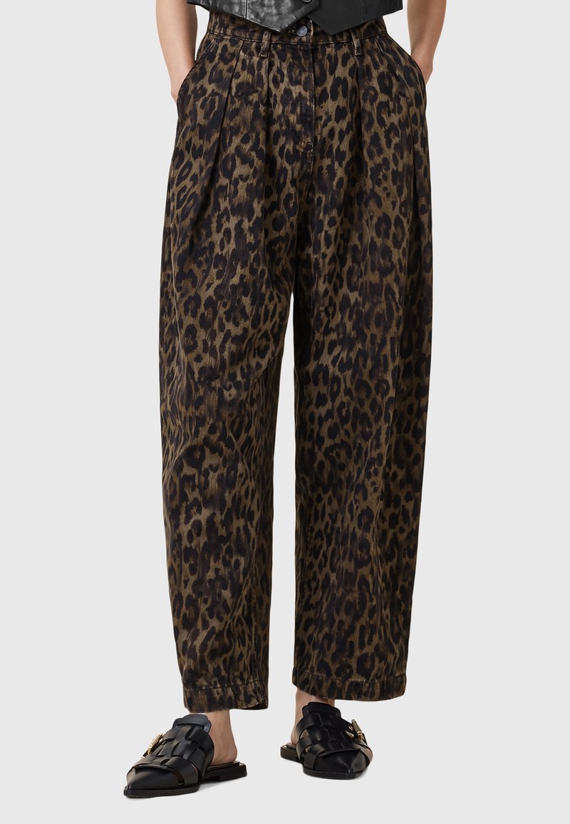 Kalhoty s leopardím vzorem v hnědé a černé barvě z volné tkaniny, s volným střihem, záhyby, bočními kapsami a zúženým kotníkovým designem.