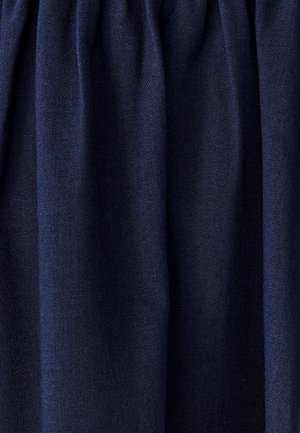 Jūros mėlynumo tekstūruotas audinys su lengvu blizgesiu, pasižymintis minkštais raukšlėmis ir raukšlėmis, rodančiomis drapiruotą arba susiraukšlėtą dizainą.