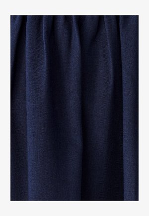 Granatowy, fakturowany materiał z delikatnym połyskiem, z miękkimi fałdami i zmarszczkami, wskazującymi na drapowanie lub zebrany wzór.