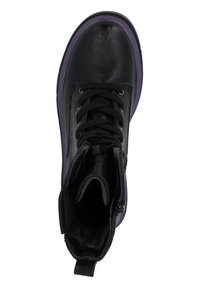 Stivale alla caviglia in pelle nera con suola in gomma viola, punta rotonda, lacci frontali e dettaglio con zip laterale. Interno foderato morbido.