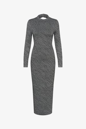 Pilkos spalvos, ilgomis rankovėmis, prie kūno priglundančios suknelės su imitaciniu kaklu ir atviru nugara, su tekstūruotu raštu visame plote ir žemiau kelių ilgiu.