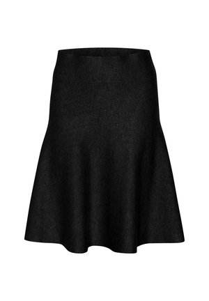 Falda negra acampanada hecha de una tela texturizada, con una cintura alta y un diseño fluido que llega a la mitad del muslo.