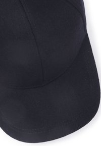 Zwarte viltpet met een ronde kroon en gestikte details. Visor die naar beneden kromt, zachte textuur over het hele oppervlak.