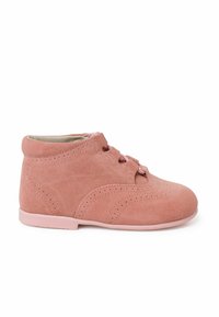 Botas de tobillo de ante rosa con una textura suave, punta redondeada, detalles perforados y suela rosa a juego. Presentan cierre de cordones.