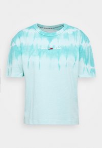 Světle modré tričko s batikovaným vzorem vyrobené z bavlny, s kulatým výstřihem a krátkým rukávem. Na hrudi je vytištěno logo "TOMMY JEANS" v bílé barvě.