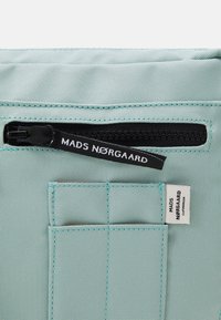 Mads Nørgaard BEL ONE CAPPA BAG UNISEX - Taška cez plece - jadeite