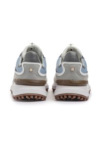 Blaue Mesh- und graue Leder-Sportschuhe mit einer strukturierten Gummisohle, ausgestattet mit einem Zughaken und einem runden Akzent an der Ferse.