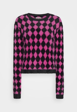 Suéter de punto suave de manga larga con patrón de diamantes en negro y rosa brillante, cuello redondo y puños y dobladillo acanalados.