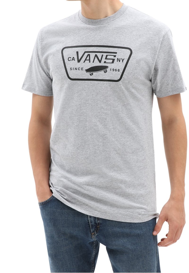 T-shirt en coton gris avec un motif noir affichant "VANS" et un design de skateboard, col rond, manches courtes et coupe décontractée.
