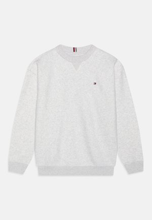 Szara bluza wykonana z miękkiego materiału, z dekoltem w serek i ściągaczami na rękawach. Mały detal w postaci logo na piersi. Prosty, klasyczny styl.