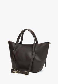 Leren totebag in donkerbruin, met een gestructureerde vorm, dubbele handvaten, een afneembare schouderband en een subtiele textuur met gouden hardwareaccenten.