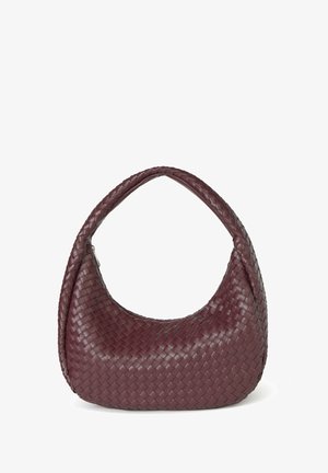 Gewebte Lederhandtasche in tiefem Burgunderrot, mit einer Halbmondform und einem einzelnen, dicken Griff. Glatte Textur und nahtloses Design.