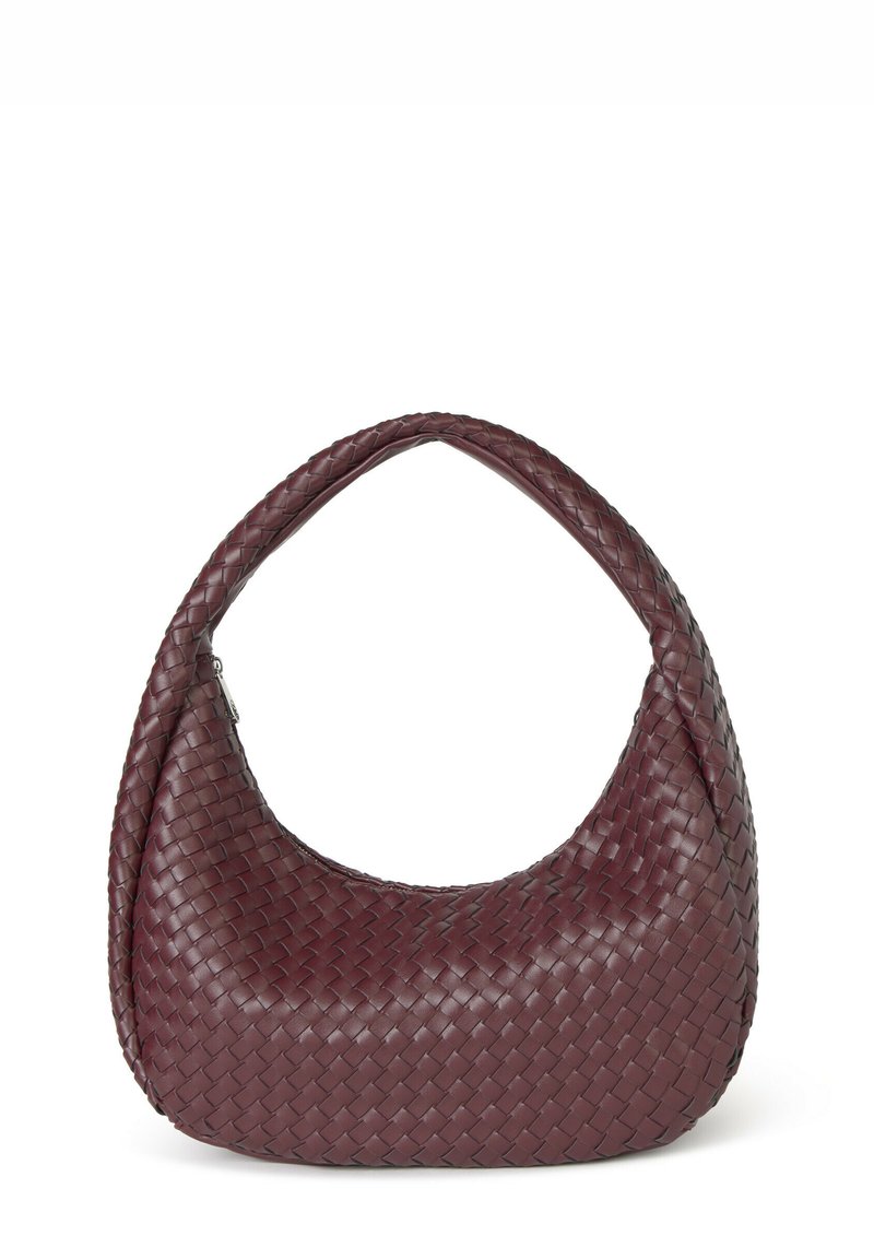 Bolso de cuero trenzado en burdeos profundo, con forma de media luna y un asa gruesa y única. Textura suave y diseño sin costuras.