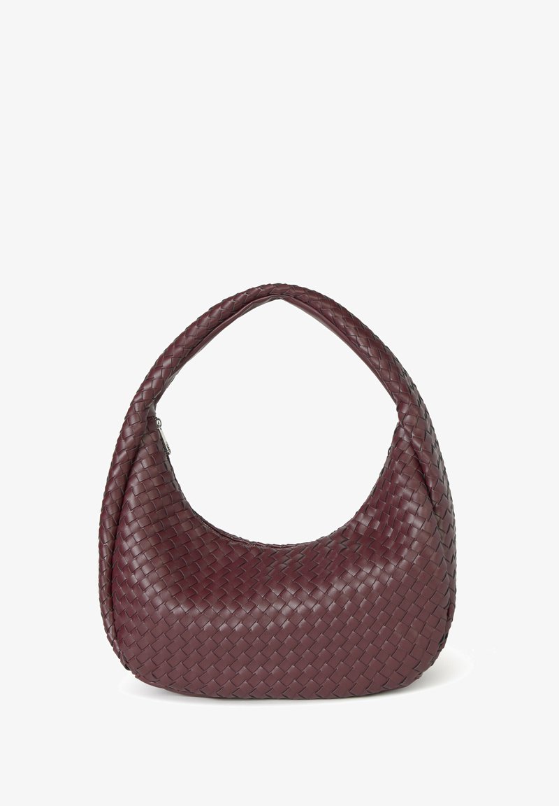 Bolso de cuero trenzado en burdeos profundo, con forma de media luna y un asa gruesa y única. Textura suave y diseño sin costuras.