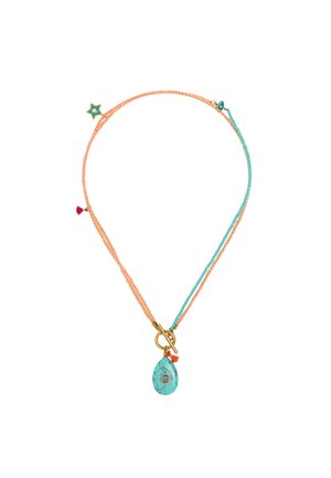 Delikatny naszyjnik z brzoskwiniowymi i turkusowymi koralikami, złotą gwiazdą i turkusowym oczkiem oraz turkusowym wisiorkiem w kształcie kropli z złotym zapięciem typu toggle.