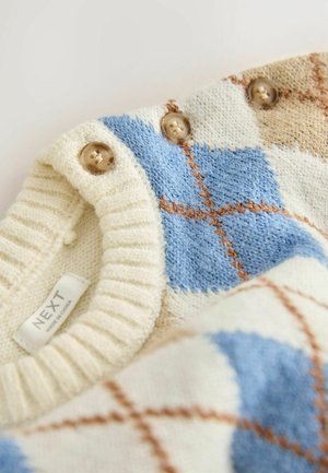 Sweter dzianinowy w kremowym, niebieskim i beżowym kolorze z wzorem argyle, z prążkowanym kołnierzem i dwoma okrągłymi brązowymi guzikami na ramieniu.