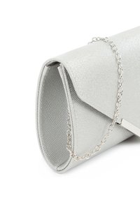 Zilverkleurige textuur clutch met een klep en een dun zilverkleurig kettinkje op een witte achtergrond.