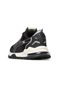 Schwarzer Sportschuh mit Obermaterial aus Wildleder und Mesh, gepolsterter Sohle und strukturiertem Fersenbereich mit Markenlogo.