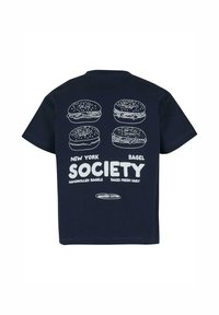Camiseta de algodón azul marino con un gráfico en blanco de cuatro bagels y el texto "Sociedad del Bagel de Nueva York" y "Bagels hechos a mano, horneados frescos a diario."