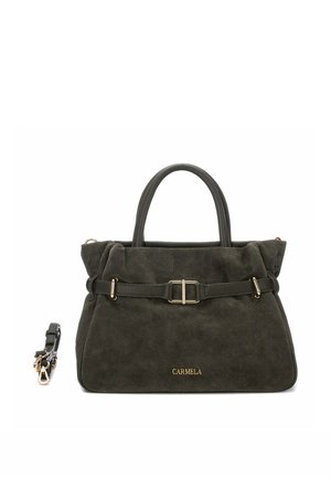 Bolso de mano de ante verde oscuro con asas superiores, cinturón decorativo con hebilla dorada, nombre de marca "CARMELA," y correa de hombro a juego separada.