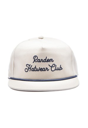 Gorra de béisbol beige con ribete azul oscuro y texto azul marino que dice "Random Hatwear Club" en el panel frontal.