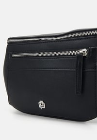 Poche en matériau synthétique noir avec deux zips argentés. Présente un design plat et un détail de logo élégant à l'avant.