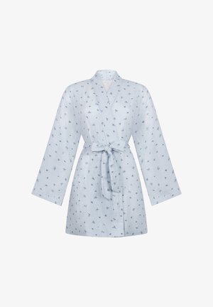 Hellblauer Baumwollbademantel mit Wickeldesign, langen Ärmeln und Gürtel in der Taille. Er ist durchgehend mit einem zarten Blumenmuster versehen.