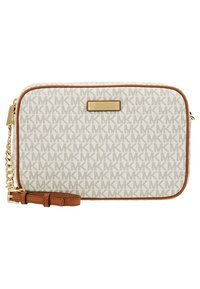 Beżowa torebka Michael Kors na ramię z wzorem MK, brązowymi skórzanymi wykończeniami, złotą łańcuszkową rączką oraz prostokątną złotą tabliczką z logo.