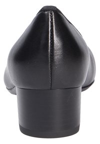 Schwarzer Leder-High-Heel-Schuh mit spitzer Zehenform und kleinem Blockabsatz. Verfügt über eine glatte Textur und ein minimalistisches Design.