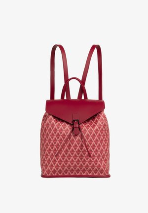 Sac à dos en tissu à motifs rouges avec rabat uni rouge, fermeture à boucle, poignée supérieure et deux bretelles réglables.