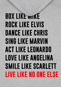 Felpa grigia con testo nero audace contenente frasi motivazionali, e la frase "VIVI COME NESSUN ALTRO" in rosso, centrata sul retro.